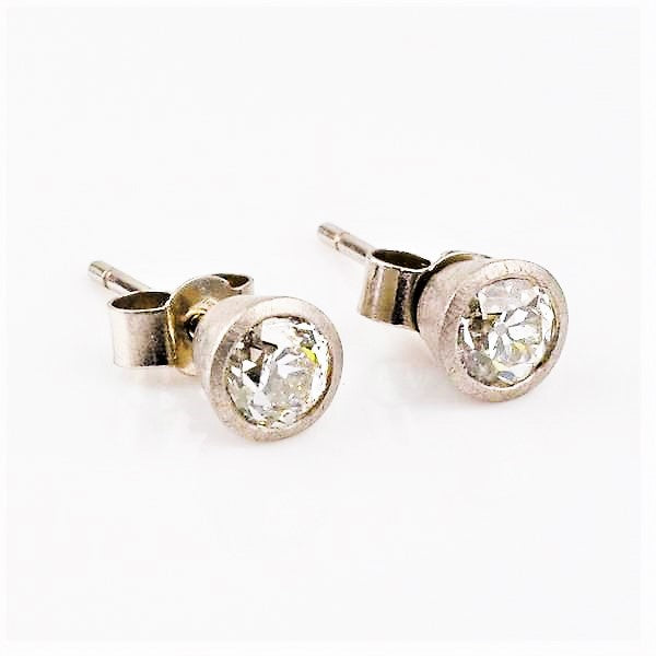 Small platinum sale stud earrings